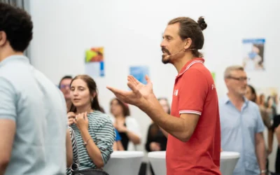 Impro trifft Moderation: Warum die besten Moderator:innen improvisieren können