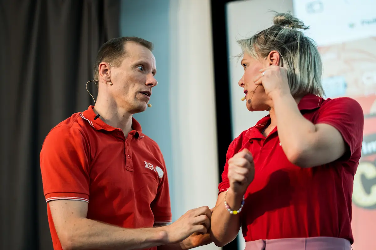 Nahaufnahme zweier playandwork-Performer bei einer emotionalen, face-to-face Impro-Szene mit ausdrucksstarken Gesten