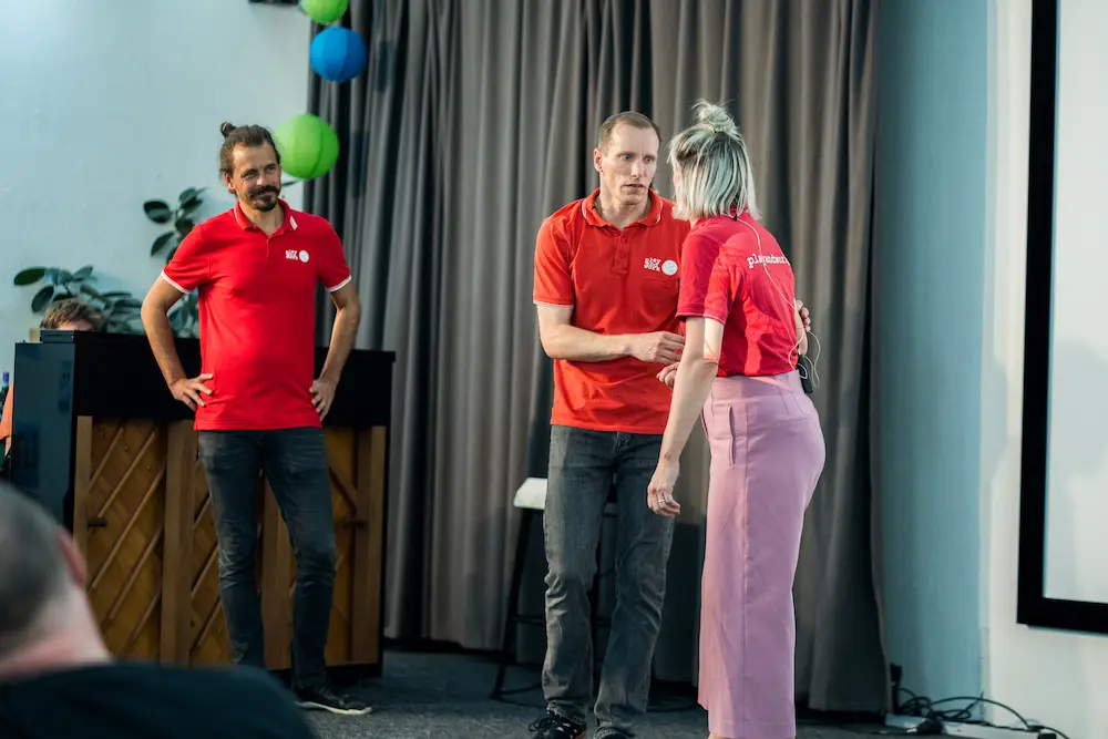 Drei Performer von playandwork.de bei einer Gruppen-Improvisation auf der Bühne, einer im Hintergrund, zwei im Vordergrund interagierend